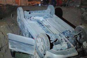 Auto vola sul cantiere e si ribalta