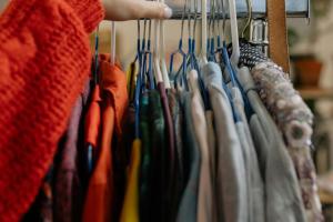 Entra in boutique ruba il cappotto di lusso