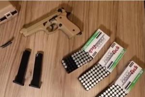 Odia i ciclisti e apre il fuoco contro il gruppo