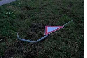 Corrono in curva, due auto fuoristrada