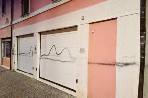 Vandali scatenati in pieno centro