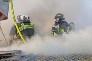 Paura e fiamme sul tetto, donna intossicata
