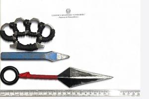 A scuola con pugnale, scalpello e tirapugni