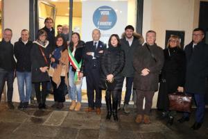 Con la fascia tricolore all’inaugurazione della sede del “sì”