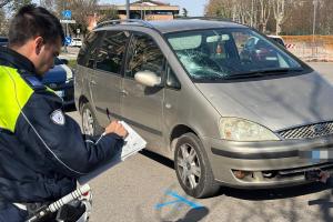 Anziano in bici travolto da un'auto,  corsa in ospedale