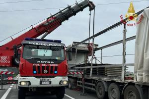 Camionista in difficoltà, ci pensano i pompieri