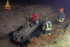 Auto si ribalta, paura in Transpolesana