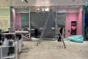 Auto ariete nel centro commerciale, scassinata la gioielleria