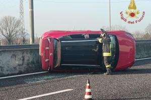 Frontale tra auto, ferito un bimbo