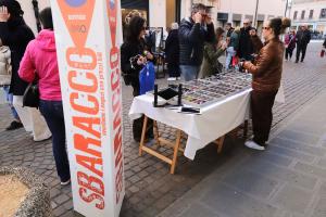 La caccia all’affare riempie il centro