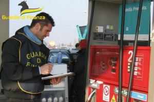 Caro benzina, scattano i controlli della Finanza