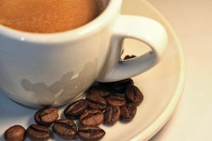 “Sei donna, servi il caffè”