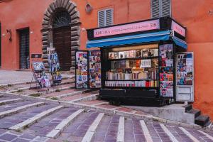 "La regalo, purché resti aperta"