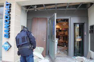 Notte di terrore, esplosioni e furti