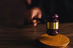 Avvocato sanzionato per sentenze false generate dall’IA