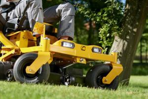 Investito dal trattorino rasaerba, grave un bimbo