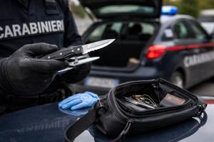 In auto con un serramanico: denunciato 50enne