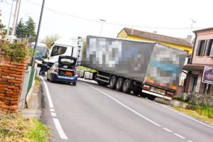Tir s'intraversa, strada bloccata