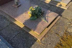 Vasi e grondaie, un'altra razzìa in cimitero