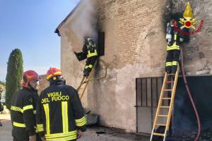 Magazzino in fiamme, arrivano i pompieri