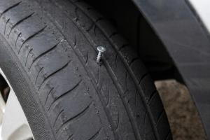 La rotatoria fa strage di pneumatici