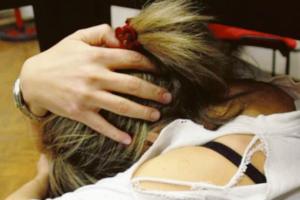 Minaccia moglie e figlia con le forbici, arrestato un 66enne