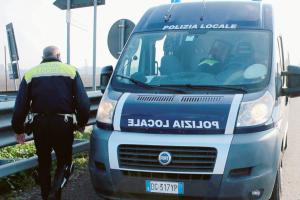 Scaglia lo scooter contro un vigile urbano