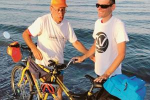 In tandem al mare col figlio cieco