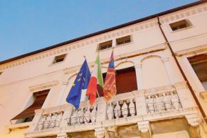 Mezzo milione trattenuto, negozianti in guerra col Comune