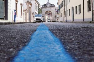 Pioggia di critiche sulle strisce inutili