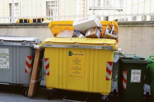 Nella jungla dei rifiuti in centro