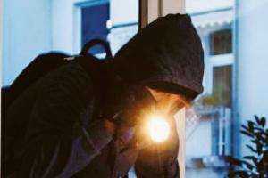 Lancia i ladri dal terrazzo di casa