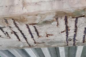 Il ponte cade a pezzi. Stop al traffico e verifiche