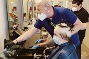 Nei saloni: pi&ugrave; lavoro, meno clienti