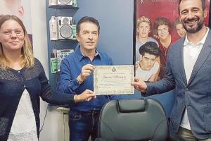 Va in pensione lo storico barbiere del paese