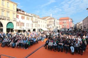 Su il sipario del festival arancione