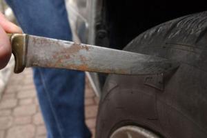 Taglia le gomme a 30 auto