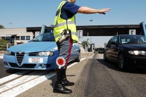 Fuga in autostrada e poliziotto investito: è caccia all’uomo