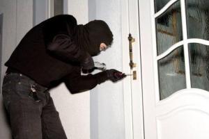 I ladri assaltano casa e picchiano tutti