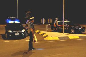 Attraversa le strisce e viene travolto