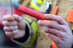 Petardo contro le elementari, sfiorano i bimbi
