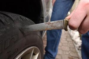 Ti tagliano le gomme e ti rapinano