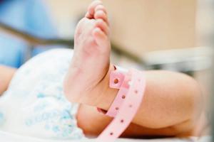 Neonato muore a 19 giorni