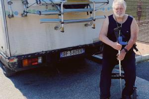 Vive in camper: offeso e deriso sui social