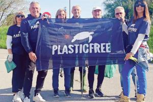 Accanto ai fiori c’è chi pulisce