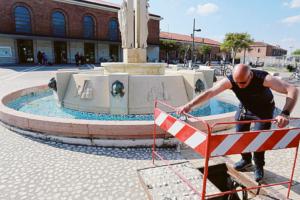 E’ tornata a zampillare la fontana alla stazione