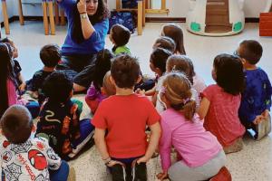 Bambini felici in biblioteca
