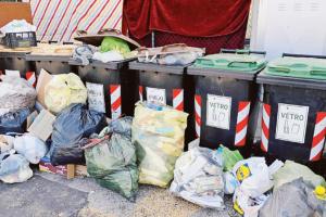 Cumuli di rifiuti per la strada