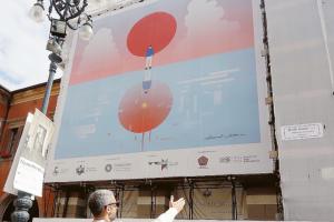 Un’opera d’arte in piazza sulla facciata dei Concordi