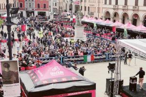 Giro, “scritta pagina di storia”